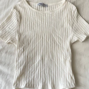 Topp med knytning - Tie back top. Passar även XS.