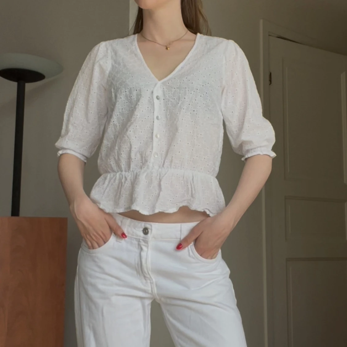 Vit blus med volang och broderi - 1