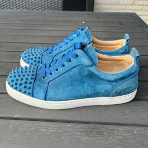 Christian Louboutin skor - Christian Louboutin skor i bra skick, 1 nit saknas och mockan är lite förstörd på baksidan av skon, storlek Eu 42,5, endast skorna ingår. 