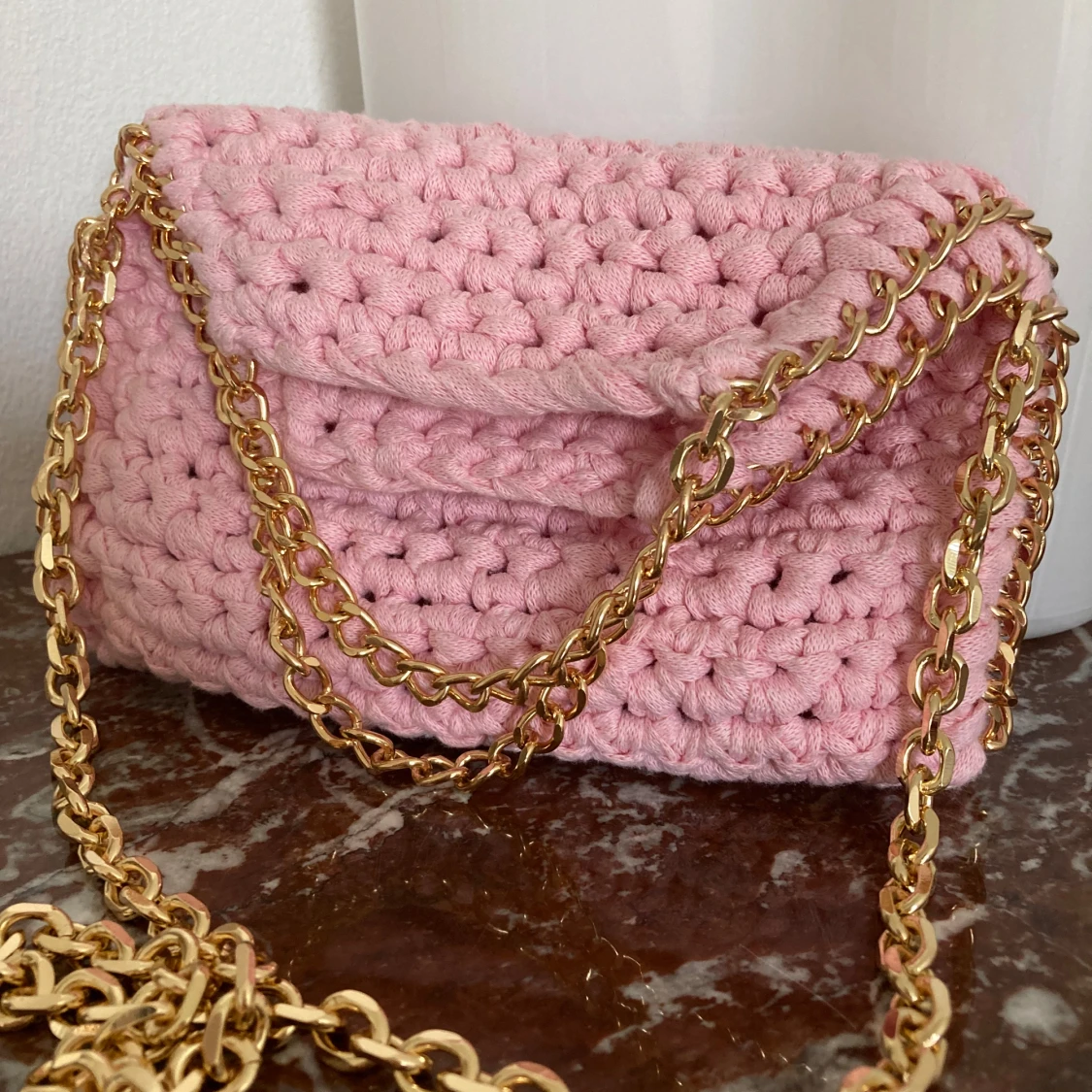 Virkad rosa väska med guldkedja  - 1