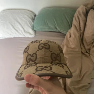 Gucci keps (Äkta) - Snygg keps från Gucci i beige Byter mot gamla svarta lv mössan