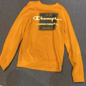 Gul långärmad tröja från Champion - gul långärmad tröja från Champion med tryck på bröstet i vitt och svart. 