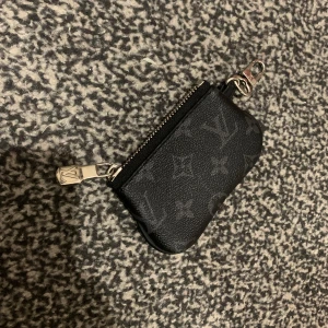 Lv väska - Louis vitton mini Bag. Kedjan är trasig men går o laga