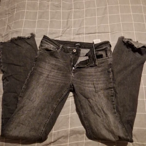 Grå jeans från only - Jättefina jeans från only som inte har kommit till användning ❤️                           Och den är en high waist 😚