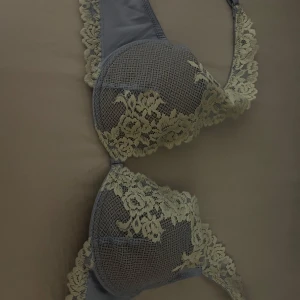 Lila intimissimi bh - Supersnygg ljus-lila intimissimi bh med ljus spets och blommigt mönster. Kuporna är täckta av detaljerad spets och sidorna har samma fina spetskant. Perfekt för att ge en extra touch till outfiten, Aldrig använd (Endats testad) Säljer då den tyvär var för liten!