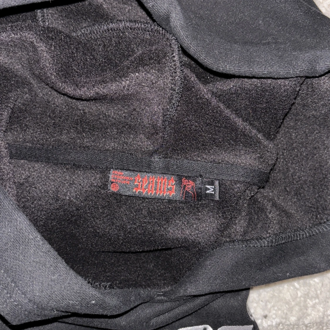 Svart hoodie från Seams med tryck - 2