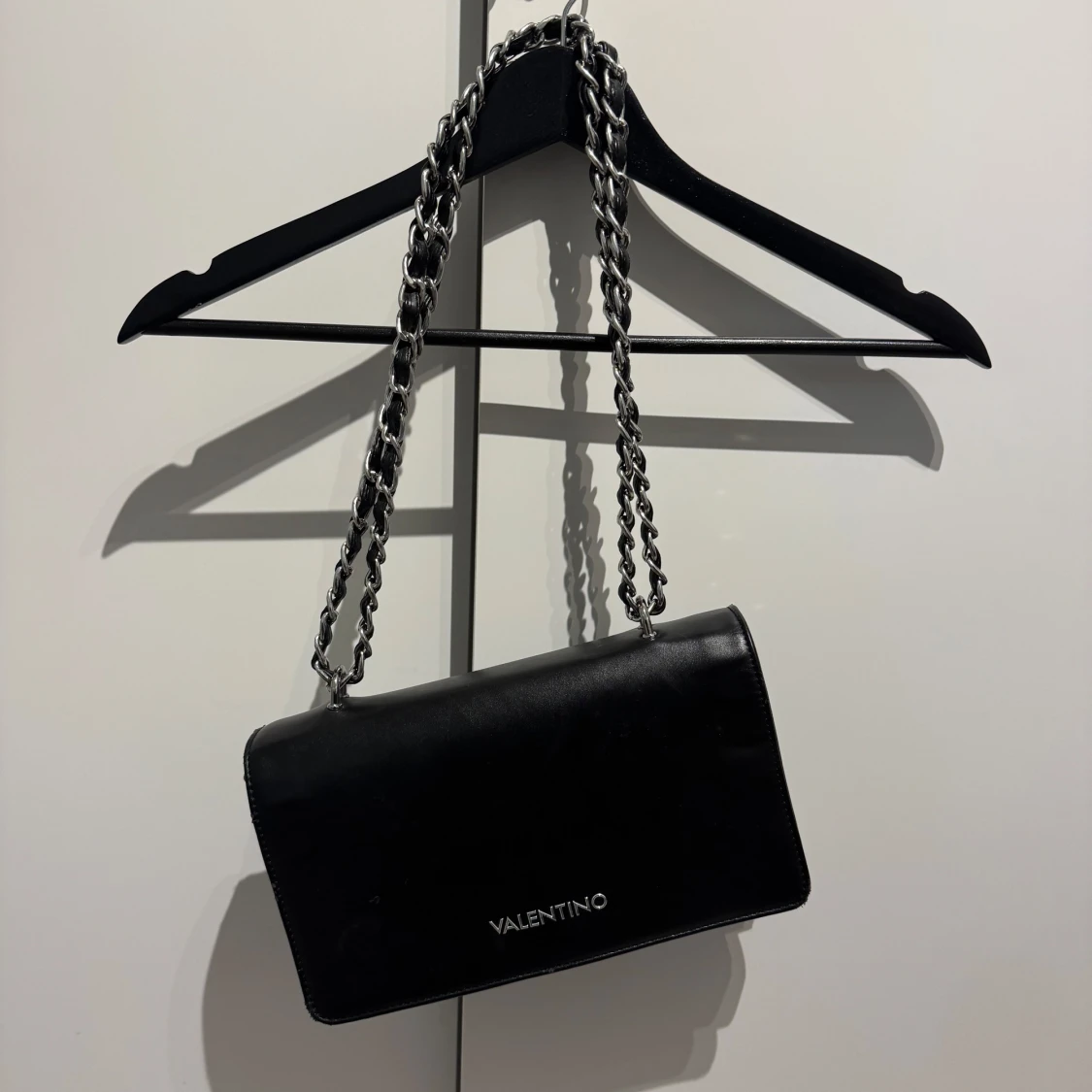 Svart axelväska från Valentino