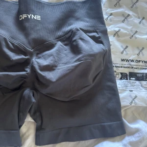 DFYNE - Säljer mina otroliga DFYNE short som tyvärr är för små för mig. Modellen impact❤️ finns fler DFYNE byxor på min profil och går att få paketpris❤️😍