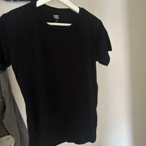 Svart basic t-shirt  - En enkel svart t-shirt från lager 157 i klassisk modell med rund hals och korta ärmar.
