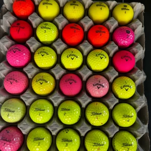 Färgade golfbollar mix 18st  - Jag säljer färgade golfbollar från olika märken, bollarna är i ett bra skick med få skrapmärken på vissa, du väljer vilka bollar av varje märke du vill ha och pris kan där efter diskuteras. 