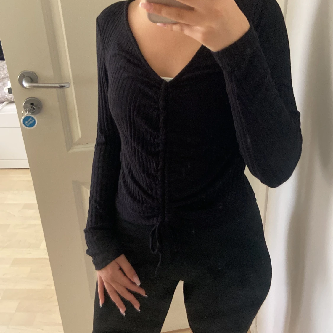 Svart ribbad tröja med snörning