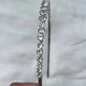 Diadem - Supersnygg diadem med vackra CZ stenar som passar perfekt till olika festtillfällen. Använd en gång. 