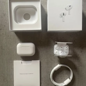 AirPod Pro 2 - Hej, Säljer mina AirPod Pro 2 de är använda i runt 1-2 månader annars har de inte används dom är rena och fräscha med extremt bra ljud hör av er vid intresse eller fler frågor 😊
