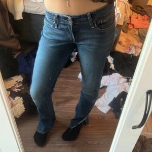 Blå jeans från Levi's - Dem är inte riktigt bootcut men det kan man sy om man vill. Ganska lågmidjade och super sköna