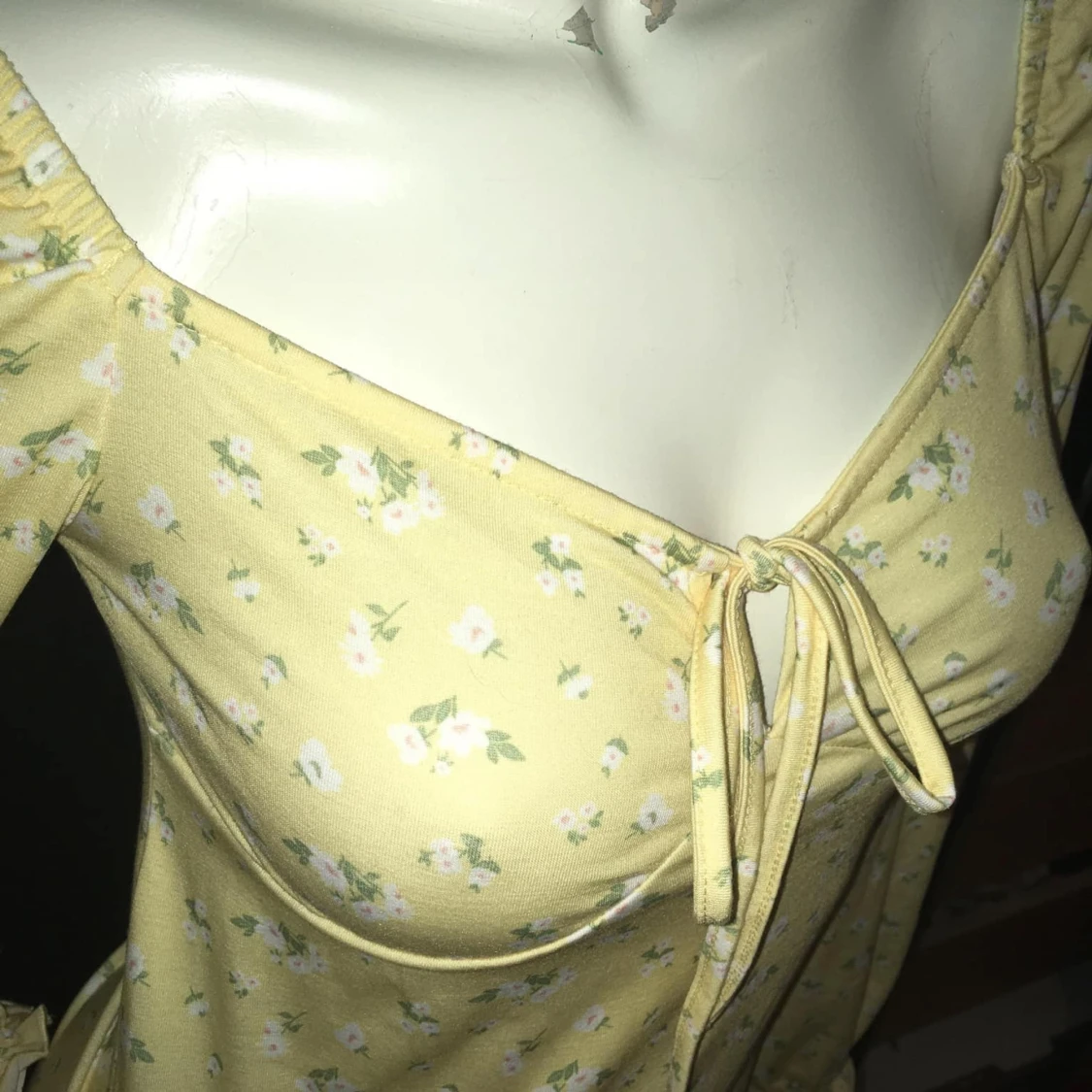 Ny Gul blommig klänning från Nelly  - 1