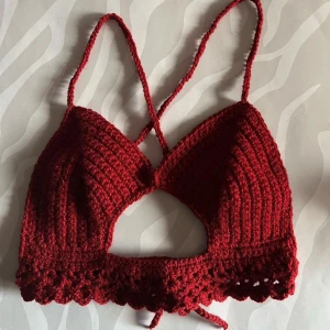 Virkad top - Säljer denna super fina hemgjorda virkade toppen i röd, perfekt för sommaren. Säljer då den inte kommer till användning☺️ säljer likadana i blå/vit och grön. Har ingen bild med den röda men de samma som gröna ☺️