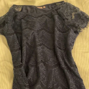 Mörkblå spetstopp - Snygg topp med spets