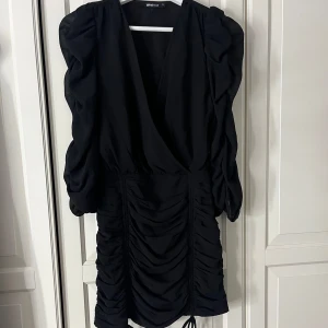 Svart klänning från Ginatricot - Super fin klänning från Ginatricot, knappt använd, storlek 32💝