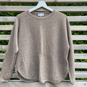 Brun kashmirtröja från Davida - Brun kashmirtröja från Davida. Modellen heter ” Cruved sweater ”. Mycket fint skick. Storlek S 😊 Viss prutmån finns.