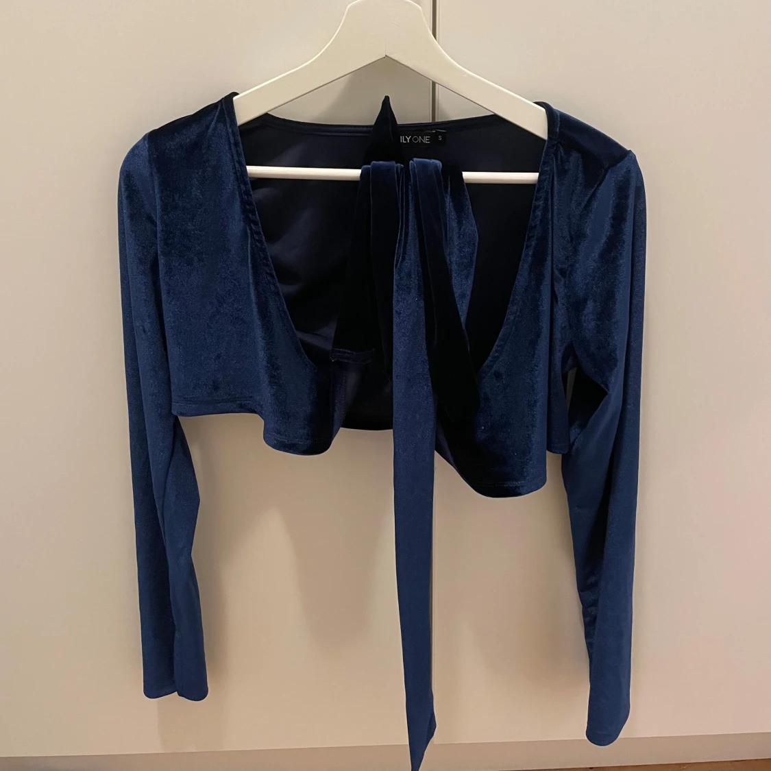 Mörkblå croppad omlottopp i sammet - 1