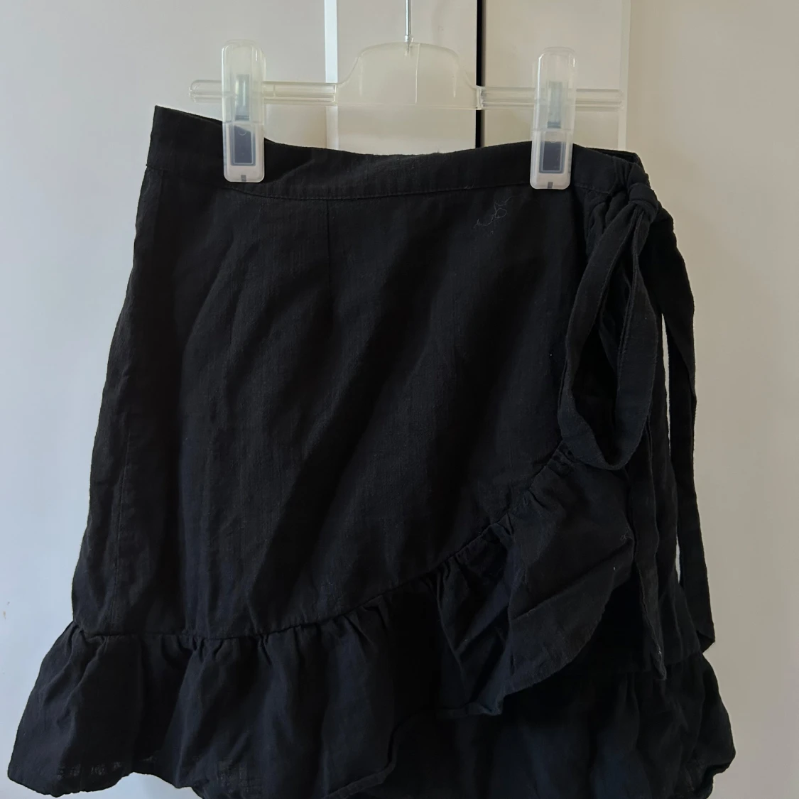 Svart omlottkjol med volang från NLY Trend