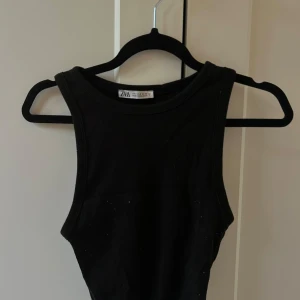 Svart ribbat linne från Zara - Ett svart ribbat linne från Zara i storlek S. Toppen har en rund halsringning och är ärmlös. 🖤✨