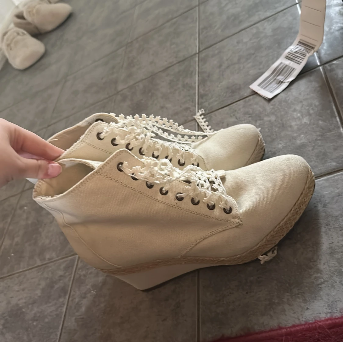 Beige boots med spetsiga snören - 4