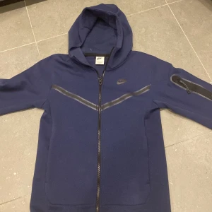 Nike tech  - Säljer nu denna Nike tech pga inte använd. Skick ligger på 9,5/10. Nypris för denna ligger på mellan 700-900kr. Pris går att diskutera. Ställ frågor ifall ni har några