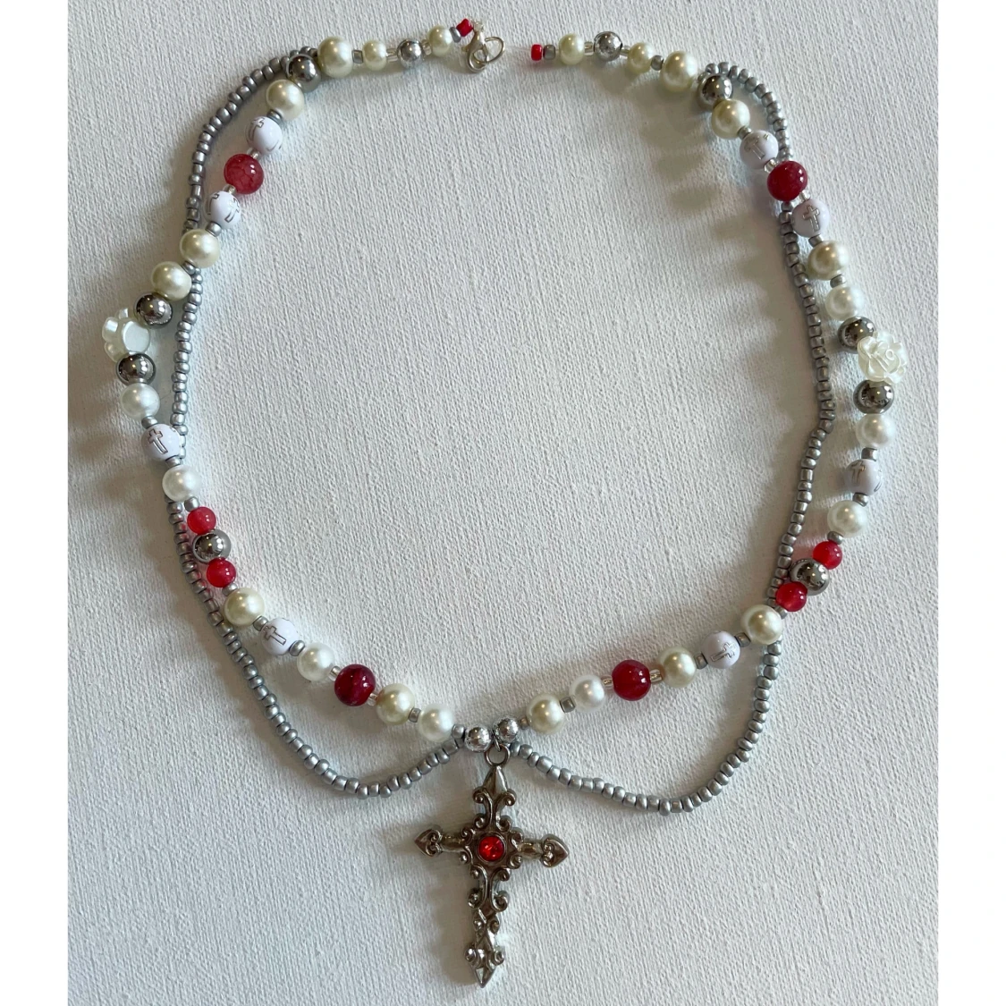 Pärlhalsband med kors och röda detaljer - 1