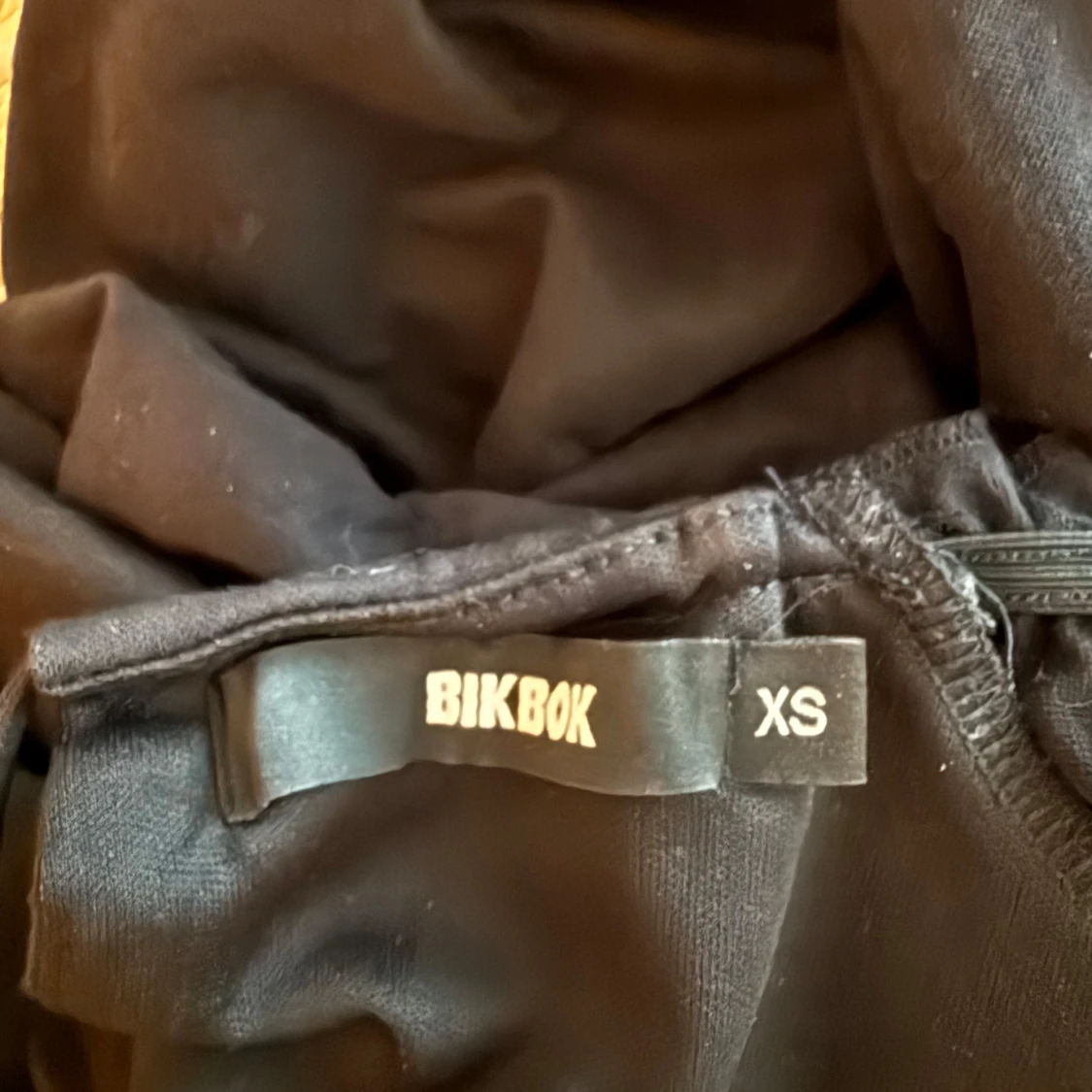 Svart croppad blus med snörning - 3