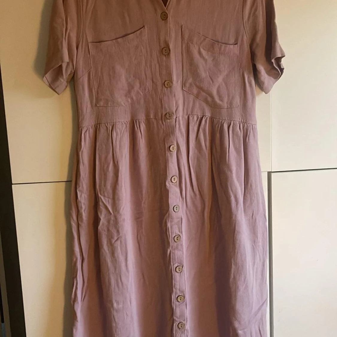 Ljusrosa knappklänning med fickor - 1