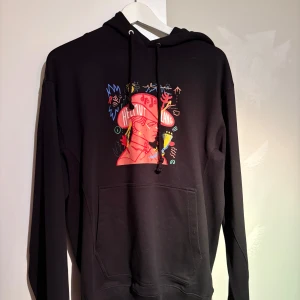 Helmut lang hoodie - Svart hoodie från Helmut Lang, använd 1 gång. Storlek M. Pris 1499kr.