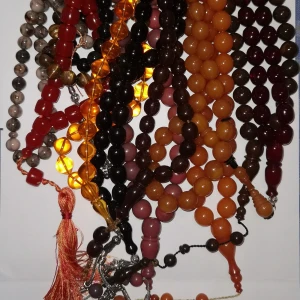 Tasbih pärlhalsband/armband  - Säljer 13st Tasbih armband, alla i bra skick. Går att köpa individuellt men ochså alla samtidigt, meddela om du är intresserad. 