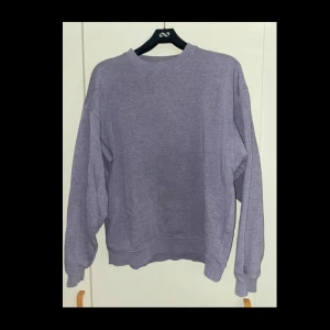 Lila sweatshirt från Weekday - En basic lila sweatshirt från Weekday i storlek small. Tröjan har en avslappnad passform med rund halsringning och ribbade muddar vid ärmslut och nederkant. 