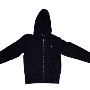 Svart hoodie från Polo Ralph Lauren - Fräsch hoodie från Polo Ralph Lauren med klassisk broderad logga på bröstet. Aldrig använd. Skriv vid frågor.