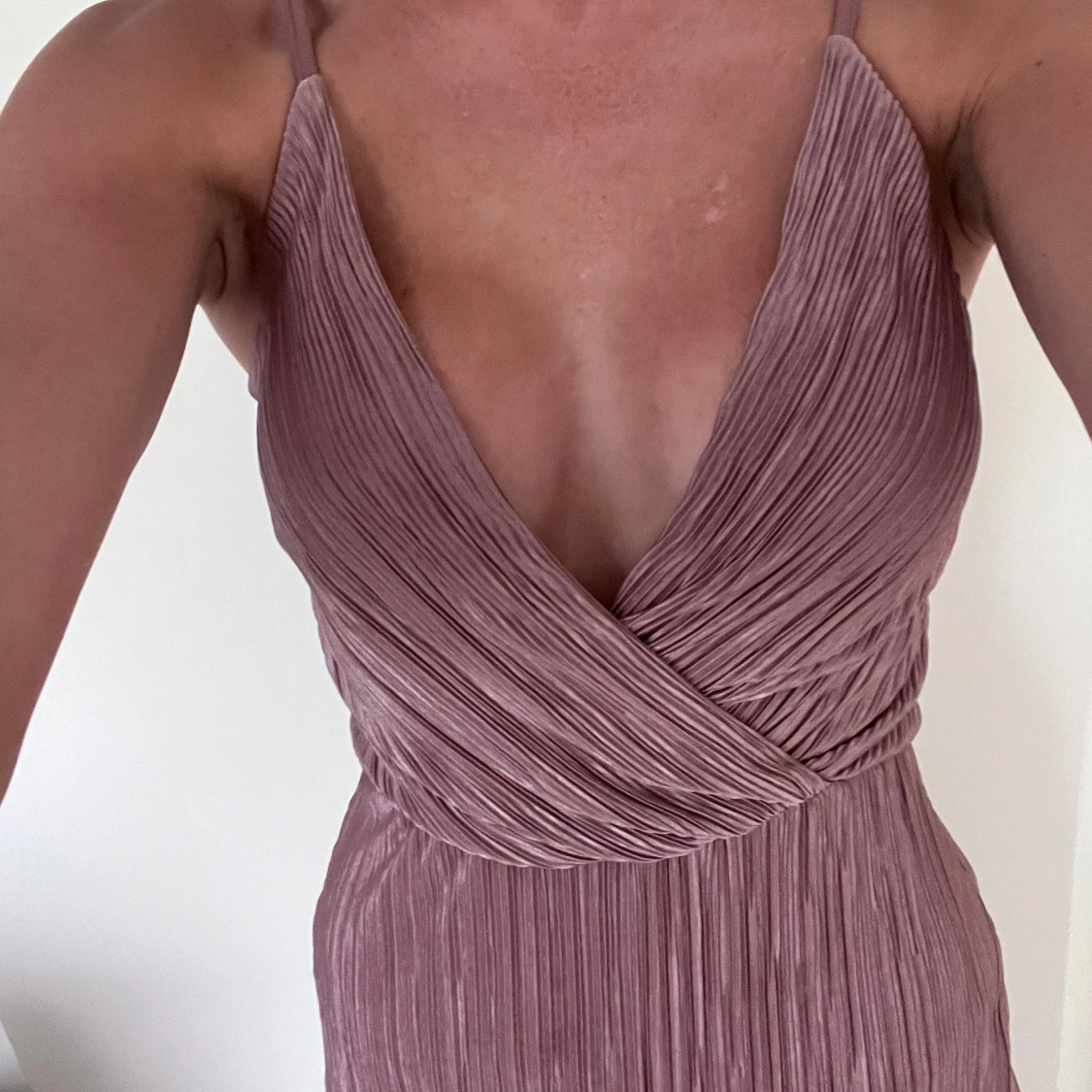 Plisserad byxdress med omlott - 2