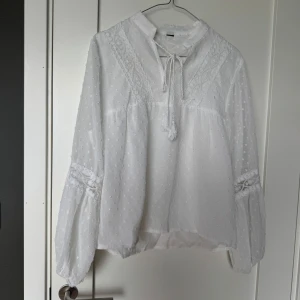 Vit volang blus  - Jättefin vit volang blus som tyvärr inte längre kommer till användning, passar perfekt nu till sommare 