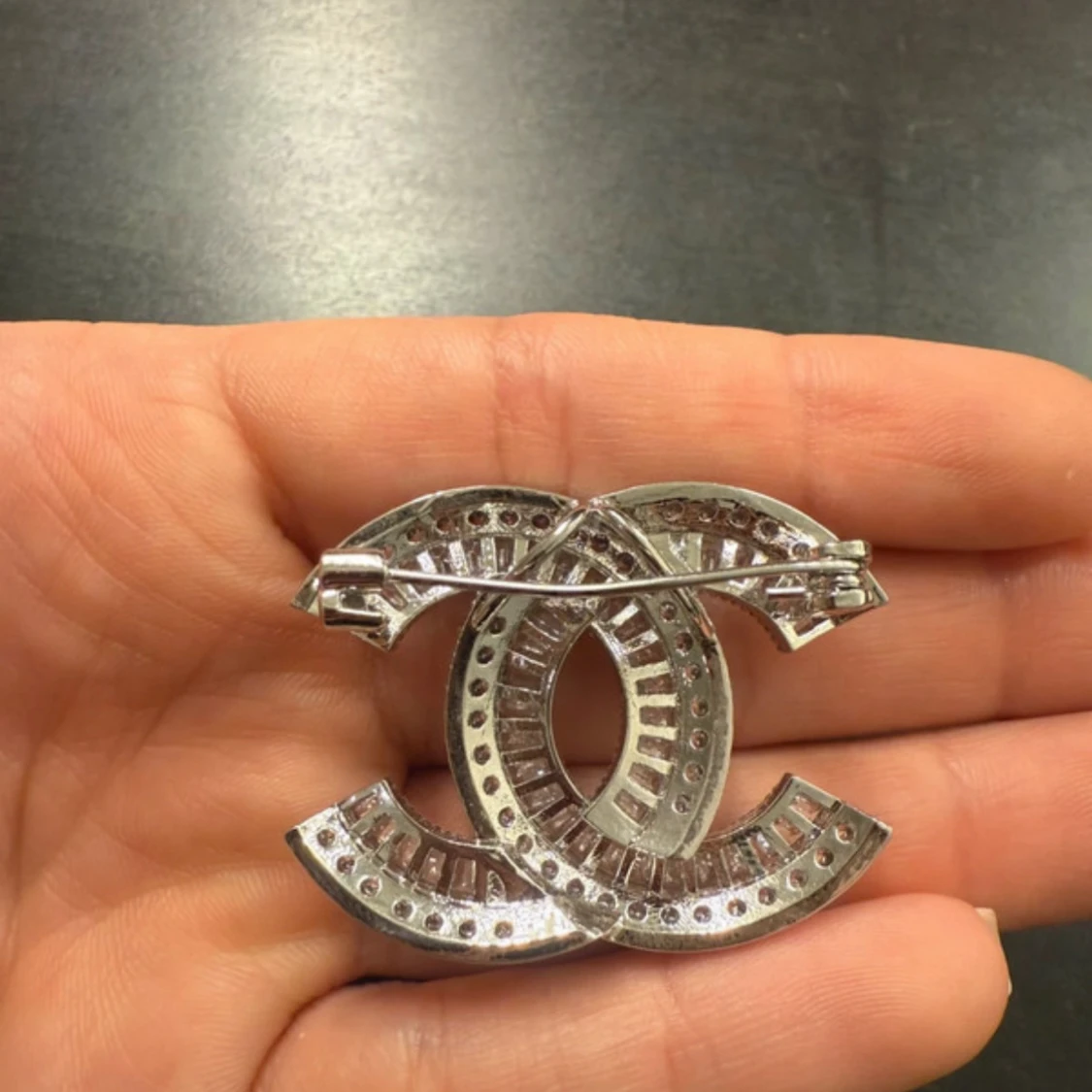 Brosch med glittrande stenar - 3