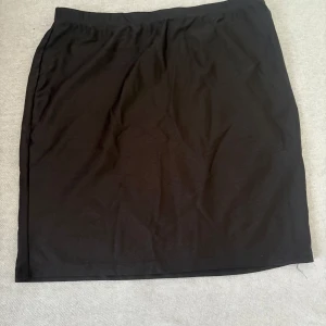 2 svarta minikjolar  - Säljer dessa 2 tillsammans. Vet tyvärr inte märket på kjolen i första bilden men den andra är ifrån Gina tricot. Båda är storlek Xs/S. 