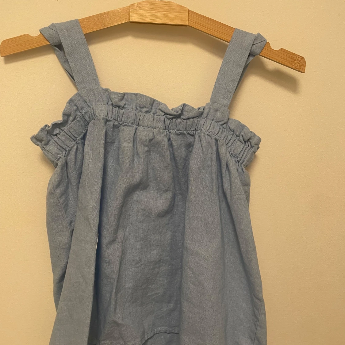 Ljusblå linnetopp med volangkant - 1