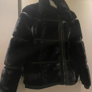 Fakepälsjacka S - Snygg svart fakepälsjacka med dragkedja & bikerdetaljer. I fint skick!! 🤩