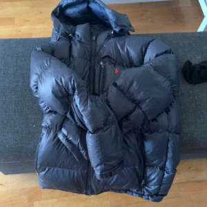 Ralph Lauren Jacka - Säljer en jacka från Ralph Lauren, i princip nyskick, har bild på beställning, skriv vid fler funderingar!