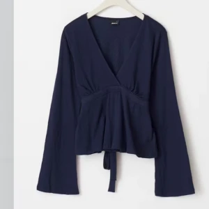 Mörkblå v-ringad topp från Monki - Säljer min marinblå topp från Gina då den inte kommer till användning. Den har används typ 3 ggr förra sommaren så den är i väldigt bra skick😊.