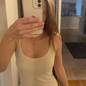 Vit linne - Säljer en enkel och stilren vit linne med smala axelband. Perfekt för lager-på-lager eller att bära som den är under varma dagar. Köpt på Gina tricot.💕