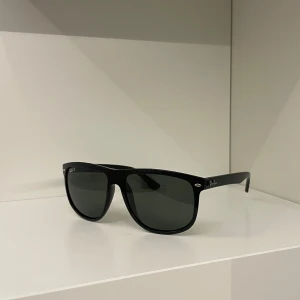 Ray-Ban boyfriend  - Ett par stilrena solglasögon från Ray-Ban i modellen boyfriend. | Glasögon har ett grönt glas med en svart båge. | Dom är i riktigt bra skick och det finns inga tydliga tecken på användning av dem. | Det är bara att höra av sig om man har några frågor⭐️⭐️⭐️