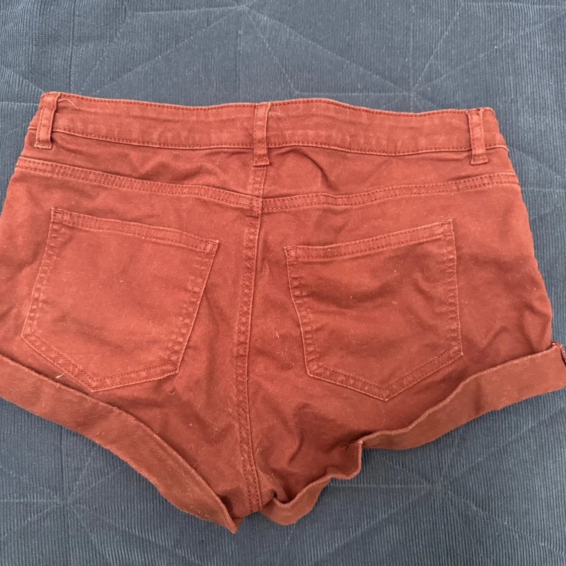 Röda lågmidjade shorts från H&M - 1