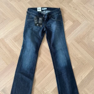 Mörkblå jeans från Lee - Helt nya lågmidjade jeans från Lee med prislapp på. Jättefina fina bootcut jeans! Storlek W28 L31