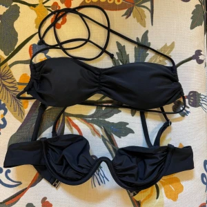 Svarta bikinitopp - DEN ÖVERSTA ÄR SÅLD! Säljer den understa bikinin från Nelly. Storlek XS. Aldrig använd.