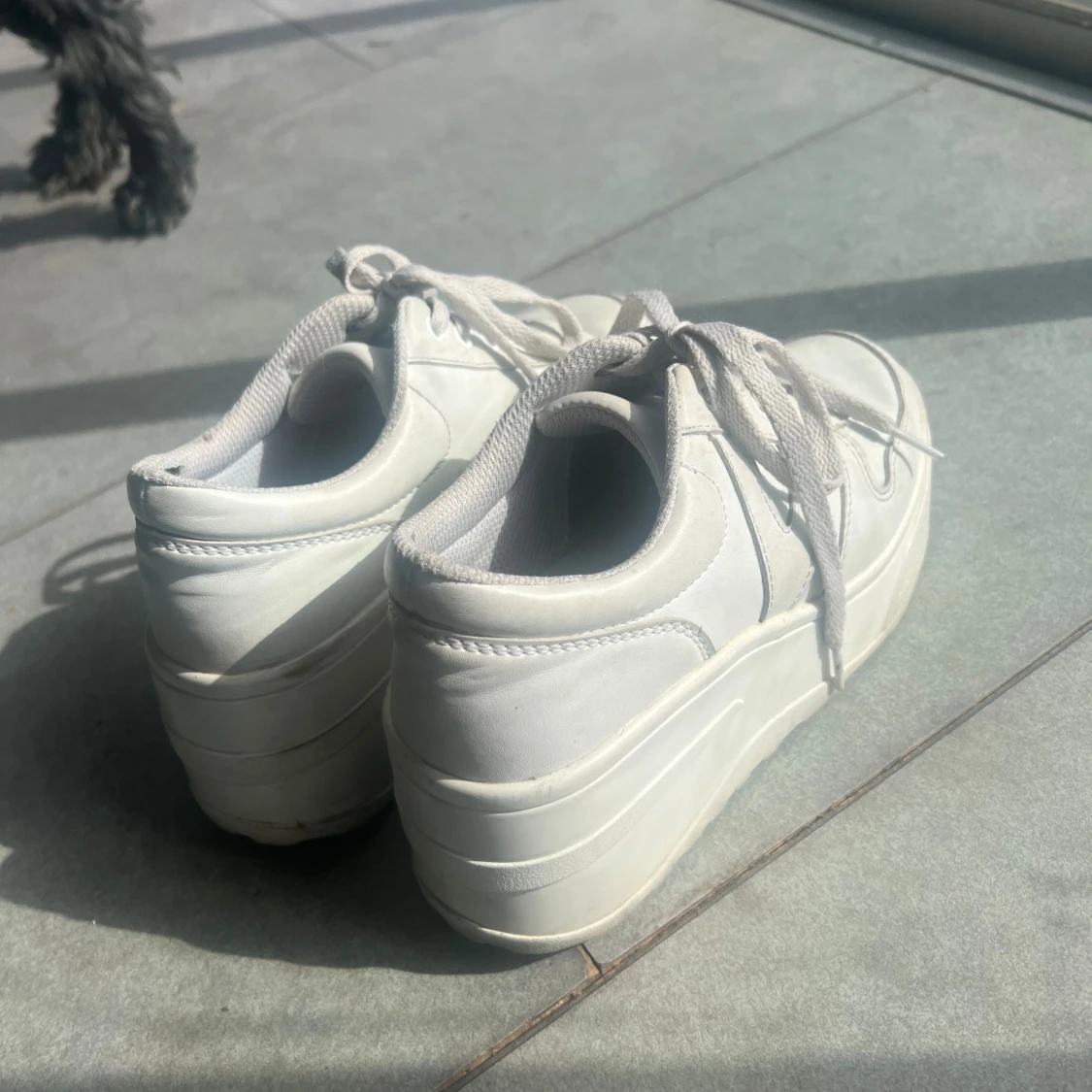 Vita sneakers med platåsula - 2