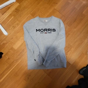 Grå tröja från Morris - Säljer en stilren grå tröja från Morris, väldigt sparsamt använd.